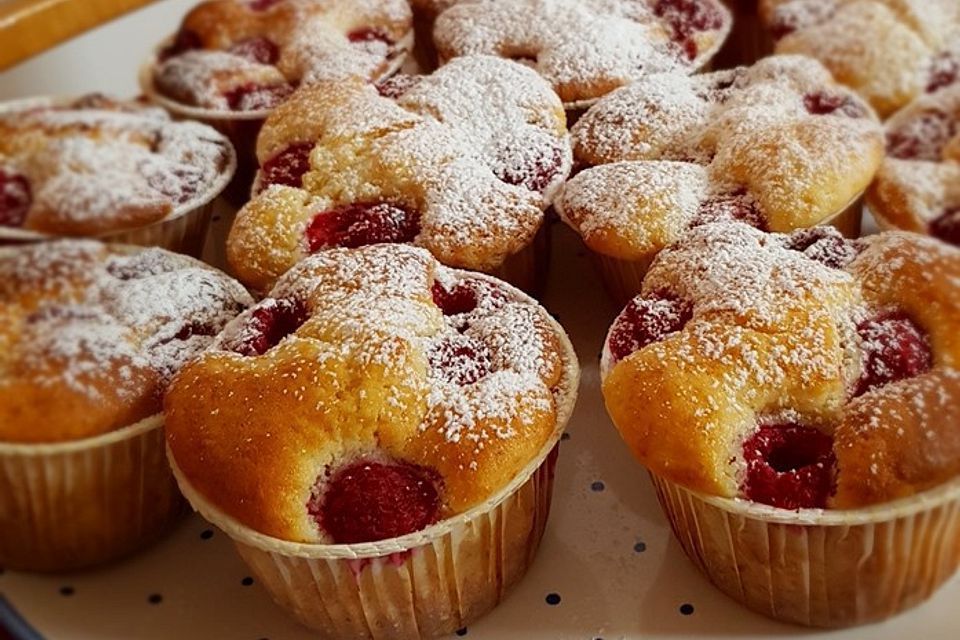 Himbeermuffins mit saurer Sahne Himbeermuffins mit saurer Sahne