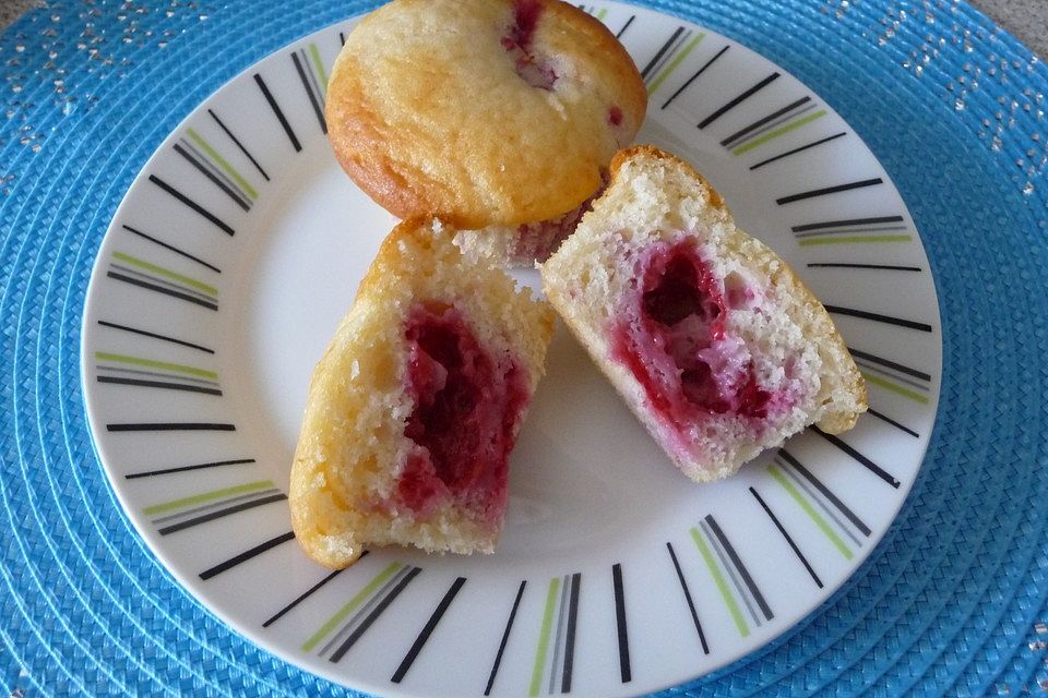 Himbeermuffins mit saurer Sahne Himbeermuffins mit saurer Sahne
