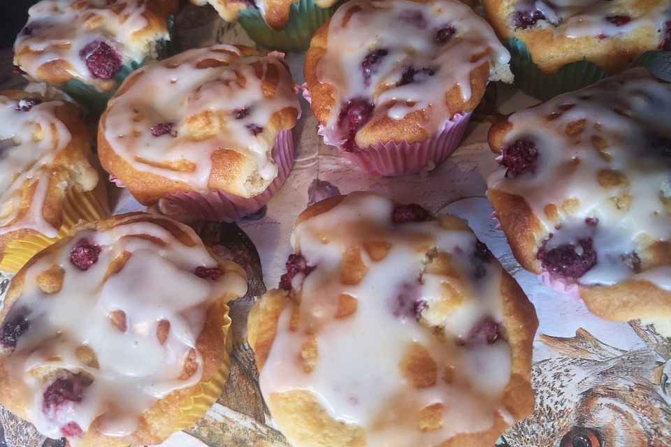Himbeermuffins mit saurer Sahne Himbeermuffins mit saurer Sahne