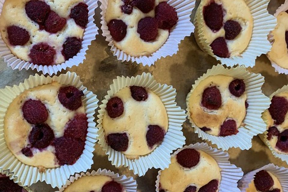 Himbeermuffins mit saurer Sahne Himbeermuffins mit saurer Sahne