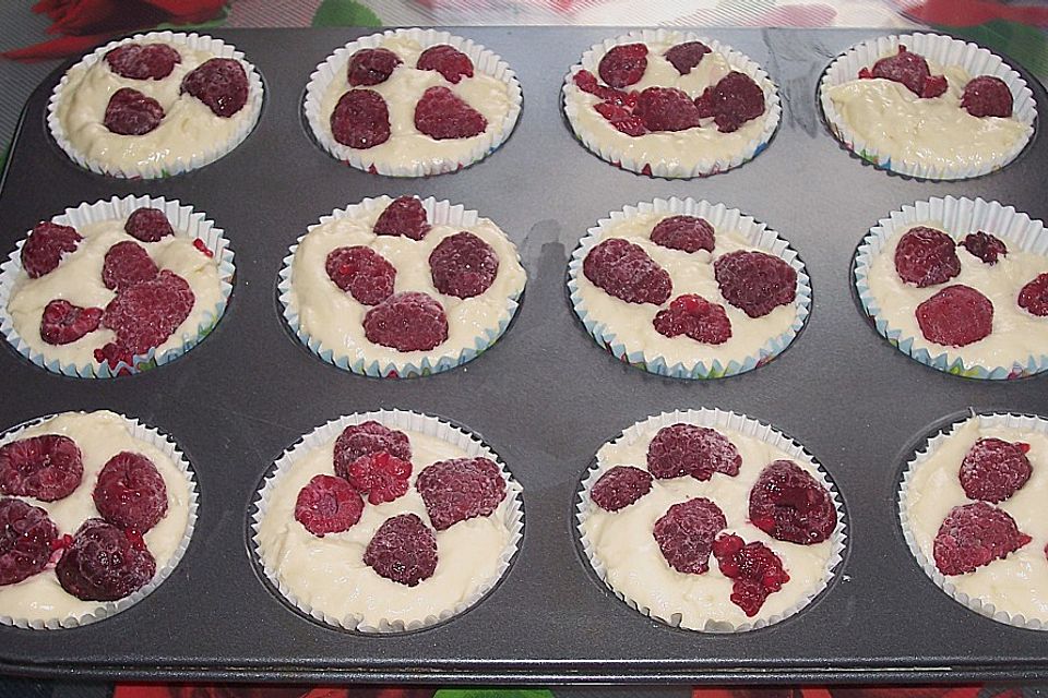 Himbeermuffins mit saurer Sahne Himbeermuffins mit saurer Sahne
