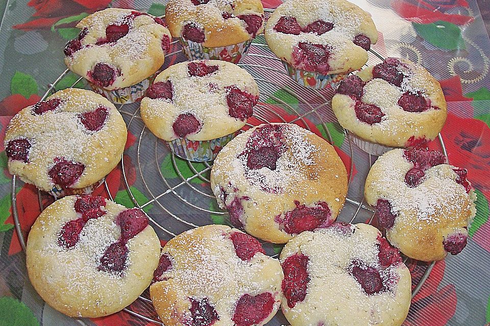Himbeermuffins mit saurer Sahne Himbeermuffins mit saurer Sahne