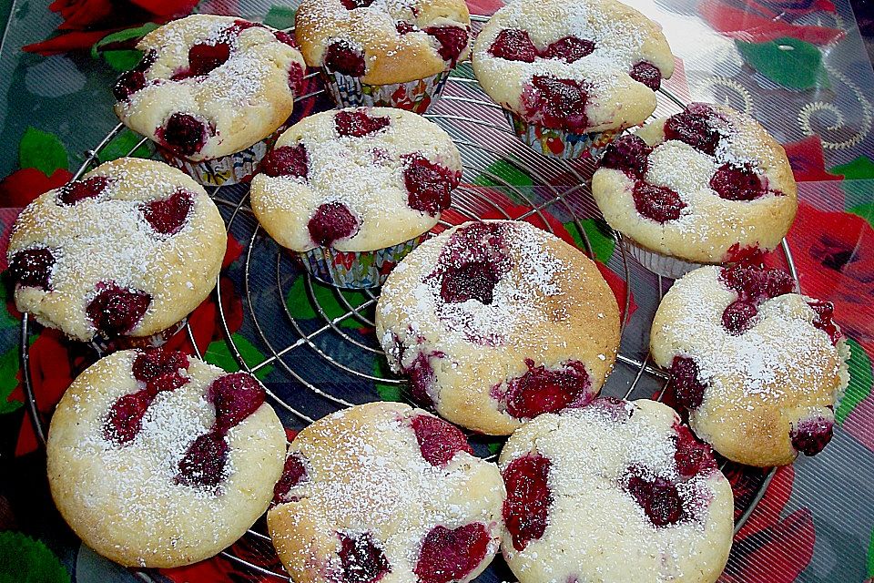Himbeermuffins mit saurer Sahne Himbeermuffins mit saurer Sahne