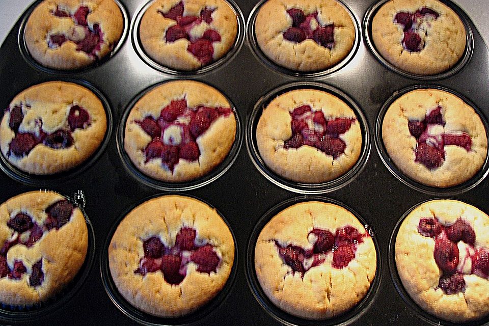 Himbeermuffins mit saurer Sahne Himbeermuffins mit saurer Sahne