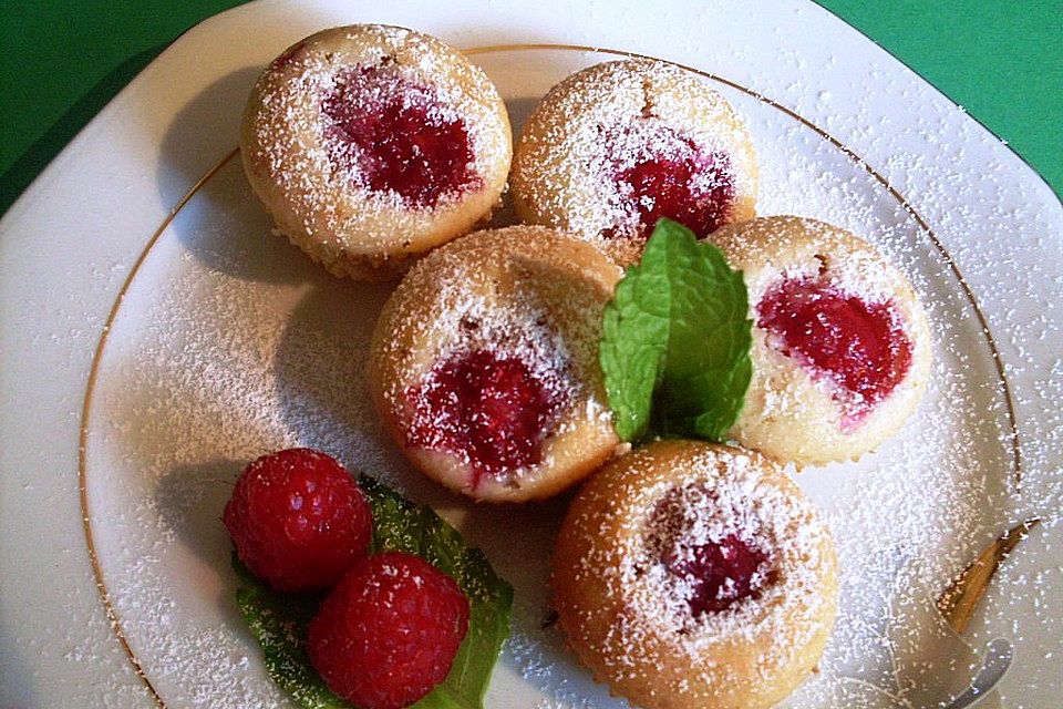 Himbeermuffins mit saurer Sahne Himbeermuffins mit saurer Sahne