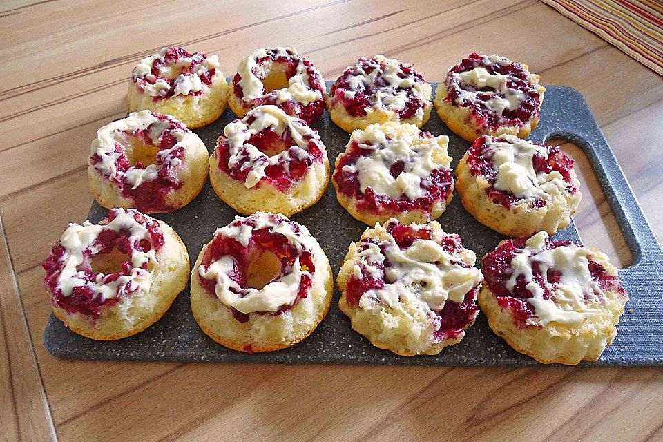 Himbeermuffins mit saurer Sahne Himbeermuffins mit saurer Sahne
