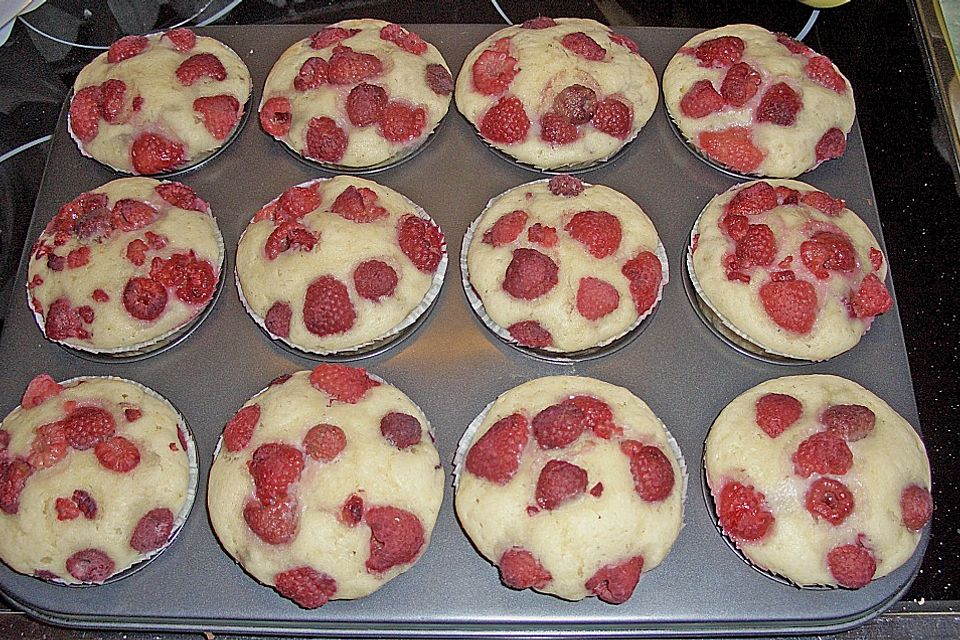 Himbeermuffins mit saurer Sahne Himbeermuffins mit saurer Sahne