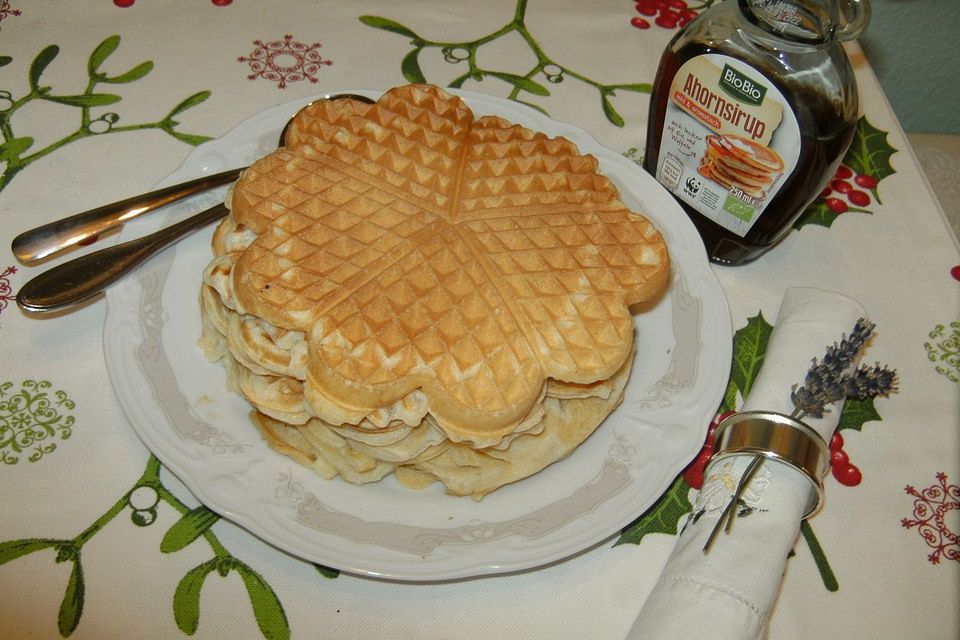 Amerikanische Waffeln mit Ahornsirup