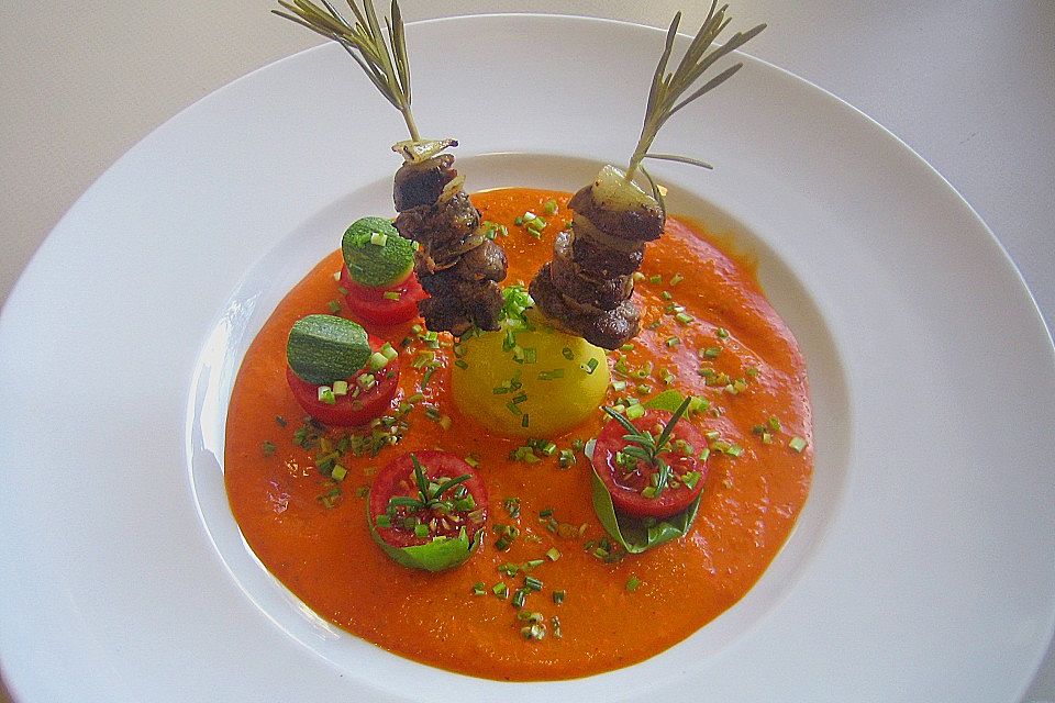 Lammfilet auf Rosmarinspießchen in Paprika - Tomaten - Püree