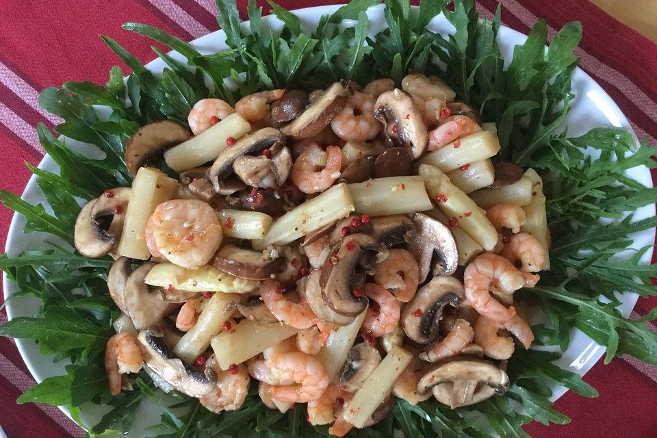 Spargelsalat mit Shrimps auf Rauke