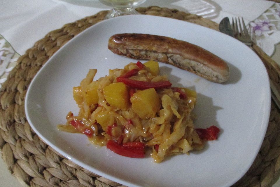 Ananas - Weißkraut Gemüse mit Bratwurst