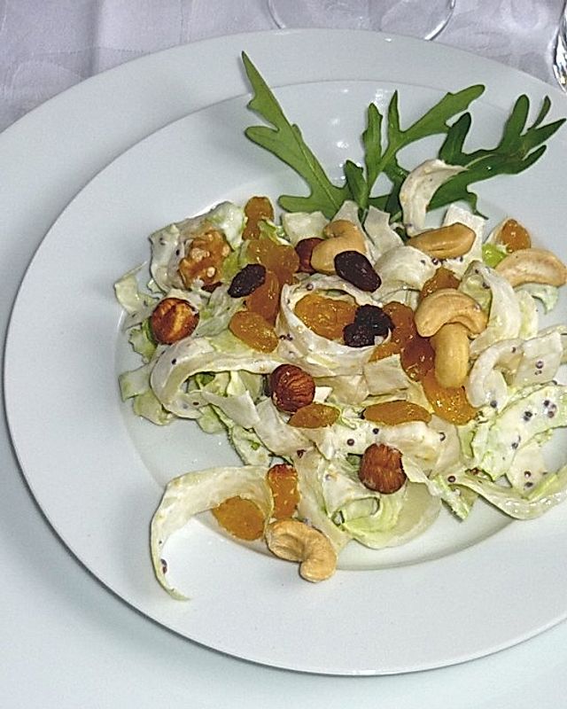 Chicoree - Salat mit Nüssen und Rosinen