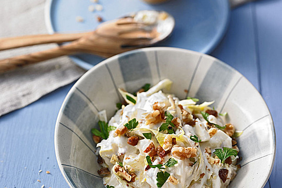 Chicorée-Salat mit Nüssen und Rosinen