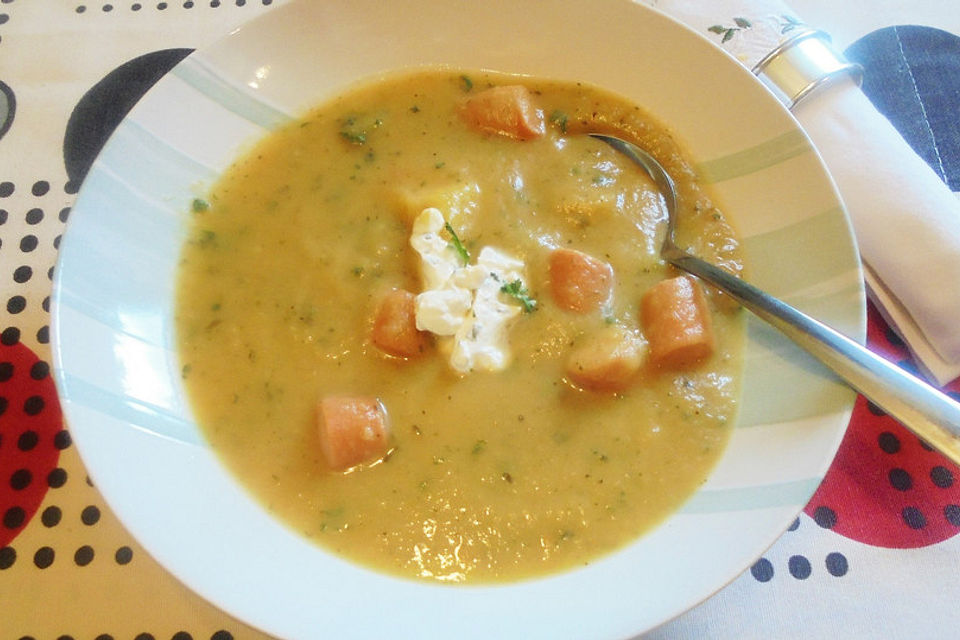 Kartoffelsuppe mit Würstchen und Creme fraiche