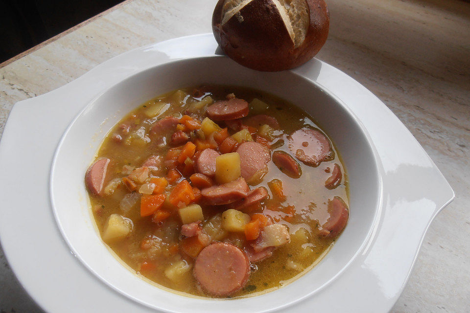 Kartoffelsuppe mit Würstchen und Creme fraiche