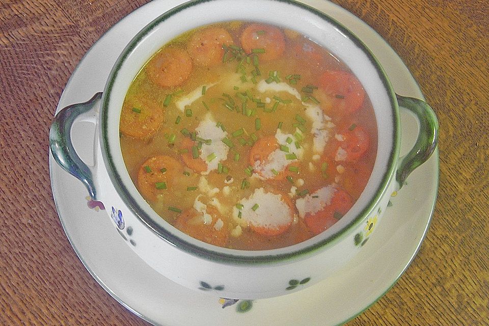 Kartoffelsuppe mit Würstchen und Creme fraiche