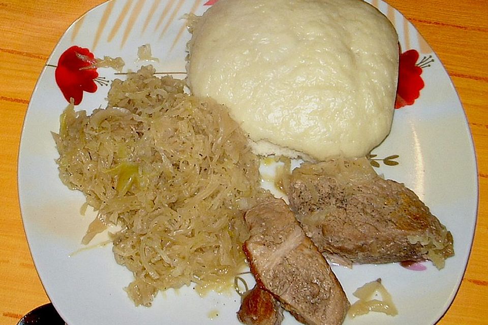 Schweinebraten, Sauerkraut und Hefeklöße aus einem Topf