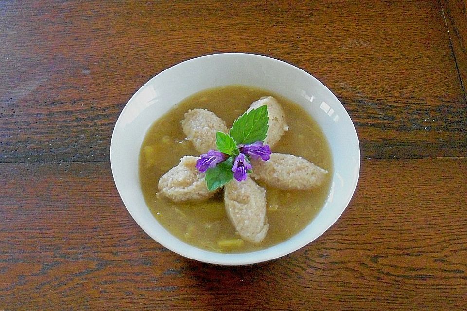 Rhabarbersuppe mit Grießklößen