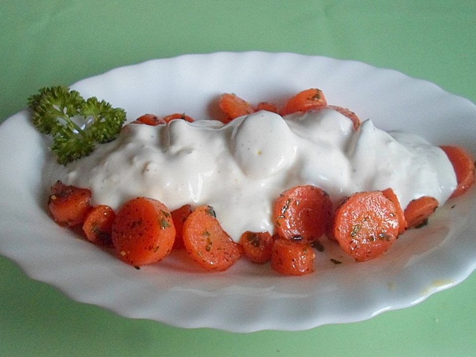 Gedünsteter Karottensalat mit Knobihaube von Janyne1979| Chefkoch