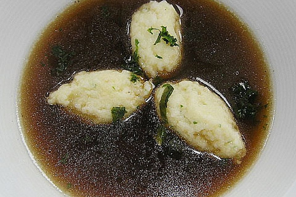 Steinpilzessenz mit Grießparmesannocken