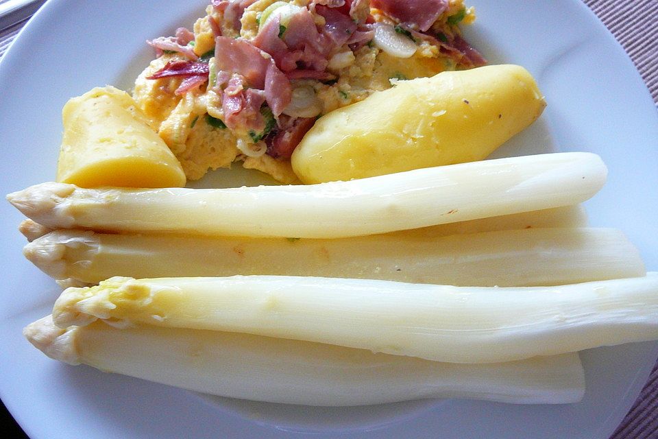 Spargel zu Rührei und Schinken