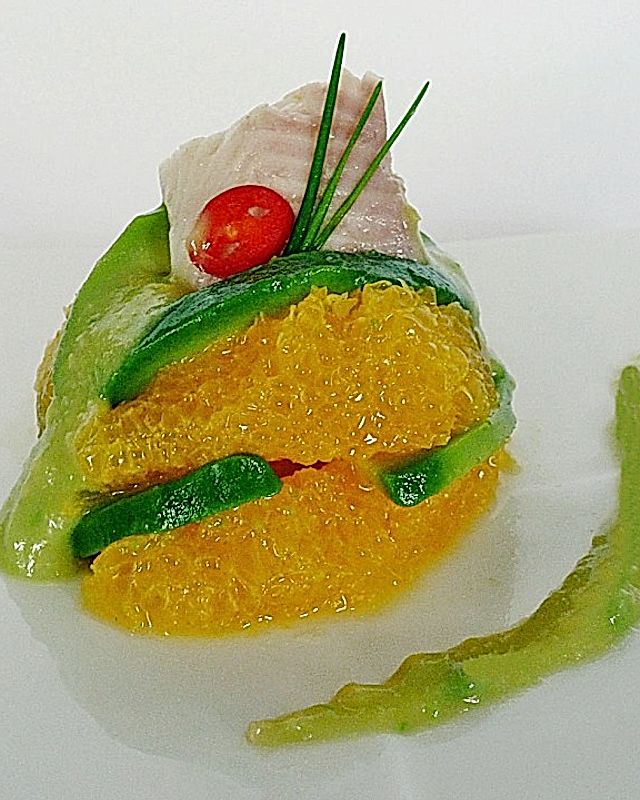Orangen - Avocado - Salat mit Forellenfilet