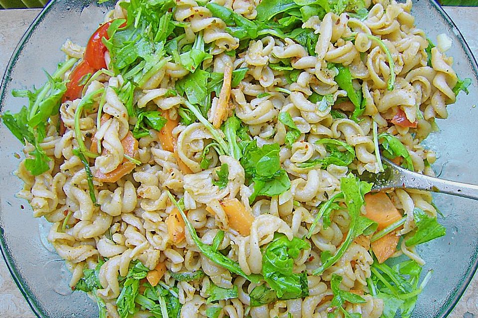 Raffinierte Nudelsalat mit Rucola