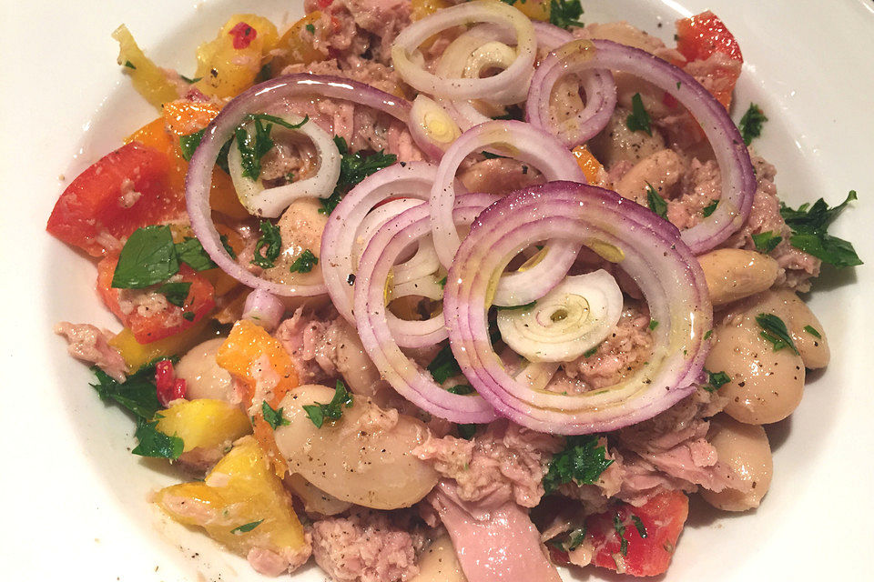 Thunfischsalat mit dicken weißen Bohnen