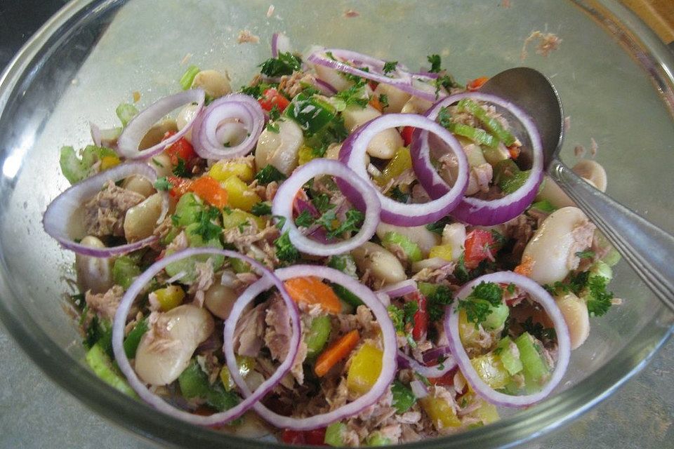 Thunfischsalat mit dicken weißen Bohnen