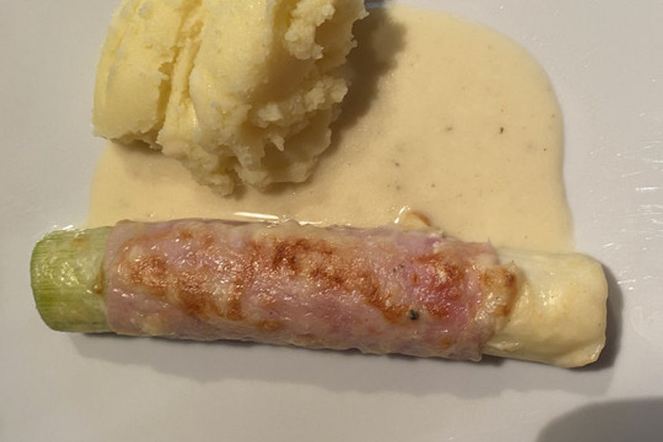 Porree mit Schinken und Käse überbacken