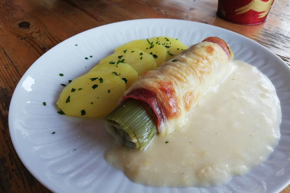 Porree mit Schinken und Käse überbacken