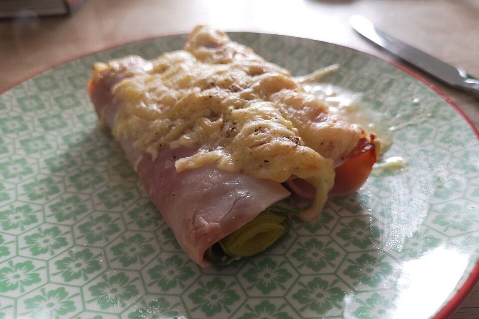 Porree mit Schinken und Käse überbacken