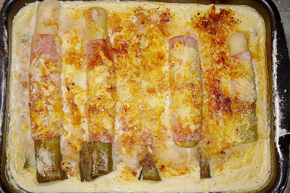 Porree mit Schinken und Käse überbacken