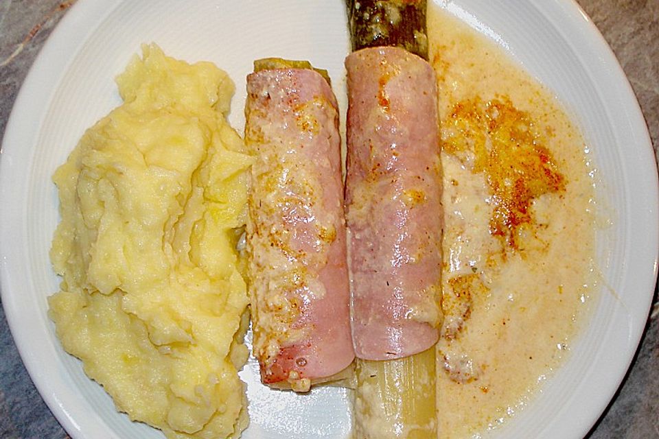 Porree mit Schinken und Käse überbacken