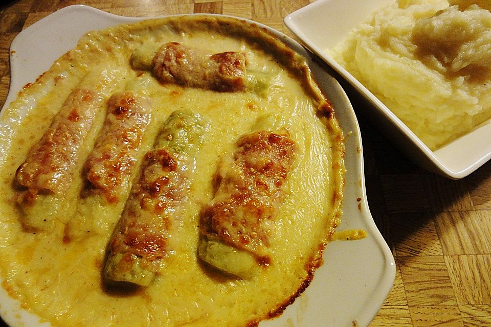 Porree mit Schinken und Käse überbacken