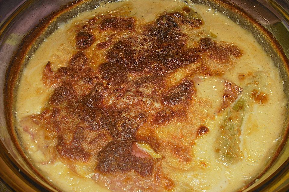 Porree mit Schinken und Käse überbacken
