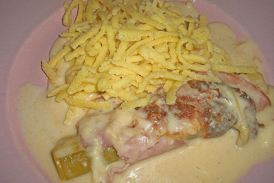 Porree mit Schinken und Käse überbacken