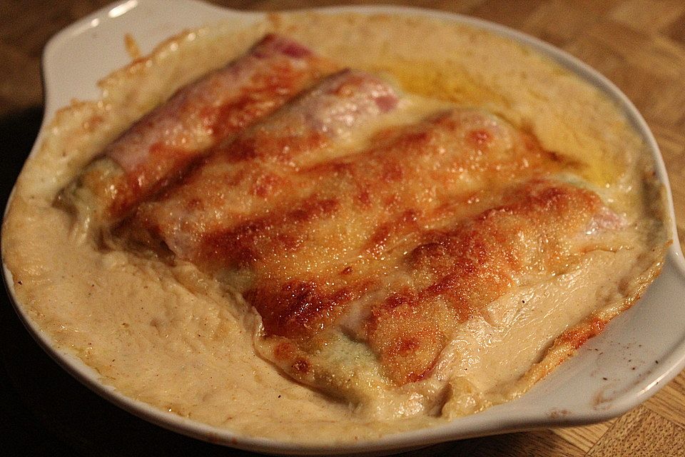 Porree mit Schinken und Käse überbacken