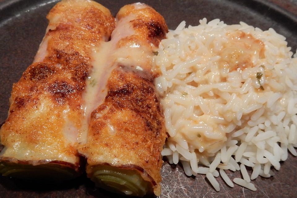 Porree mit Schinken und Käse überbacken