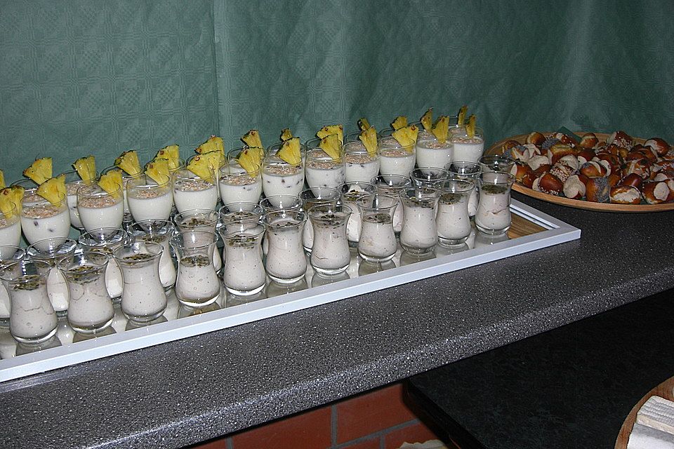 Joghurt - Pistazien - Creme mit Ananas