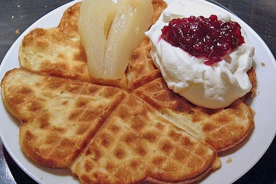 Zimt - Waffeln mit Gewürzbirnen und Preiselbeeren