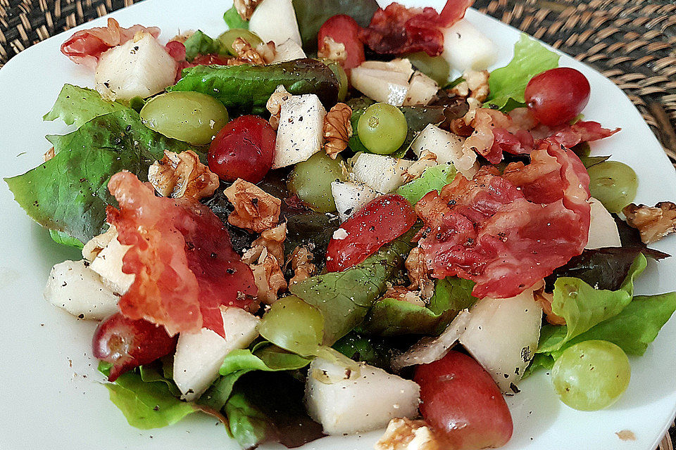 Herbstlicher Salat mit Weintrauben