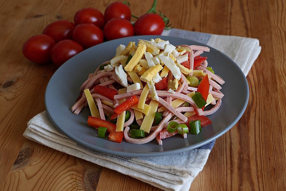 Wurstsalat mit Käse, Paprika und Tomaten