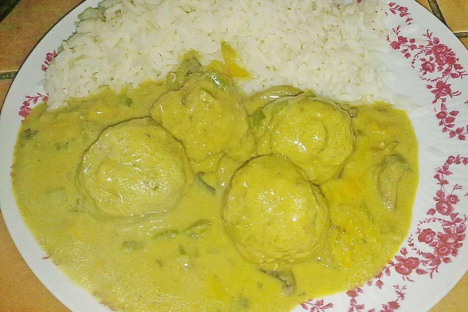 Hackklöße in Curry - Sahnesoße