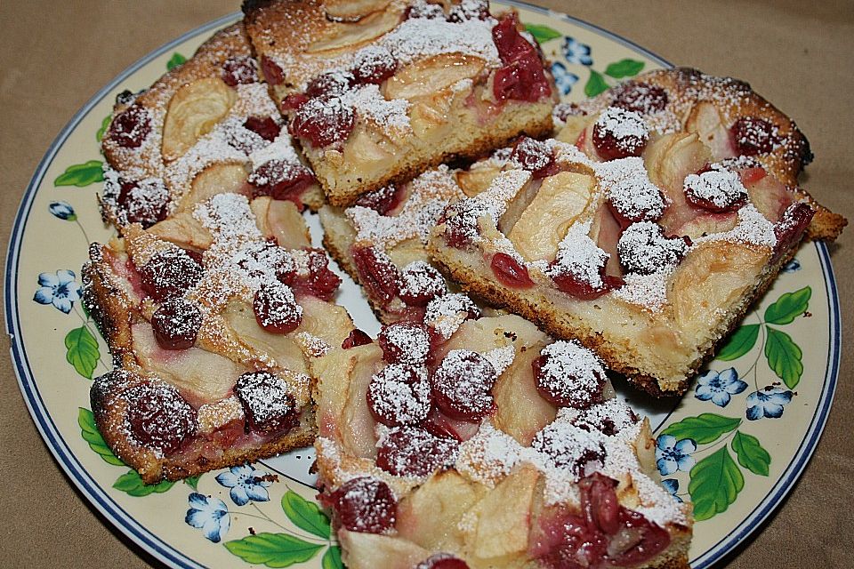 Mohnkuchen mit Apfel und Kirschen