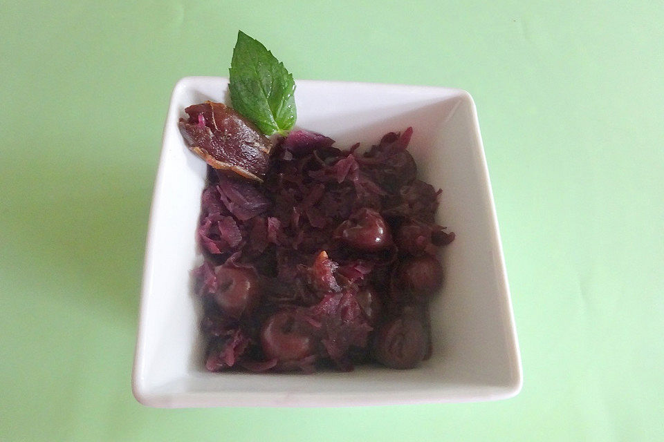 Rotkohl mit Sauerkirschen und Datteln