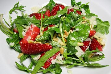 Basilikum-Rucolasalat mit Erdbeeren