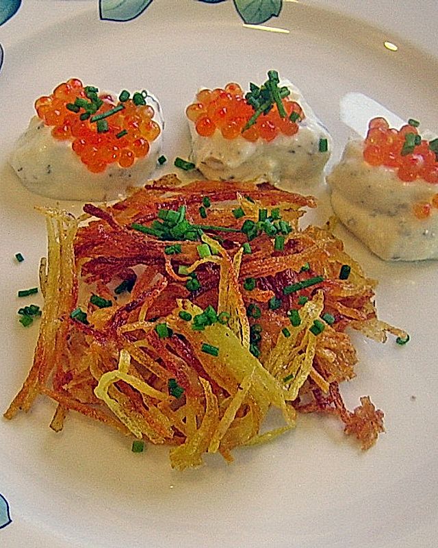Kartoffelstroh mit Sour Cream und Kaviar