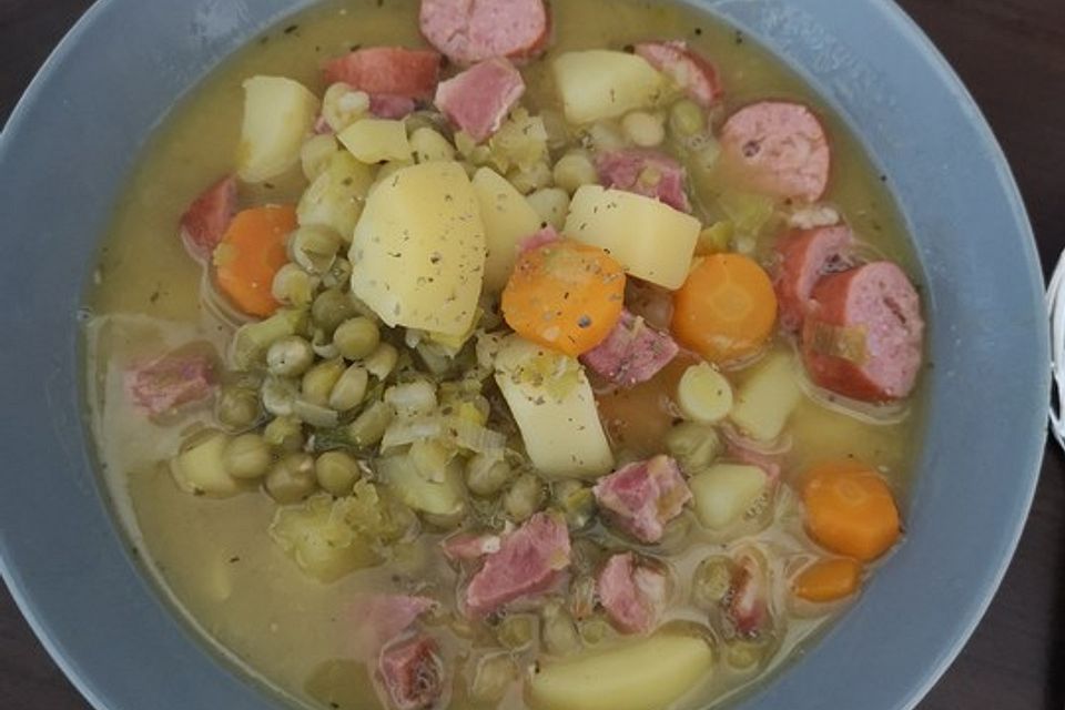 Deftige Erbsensuppe mit Kassler