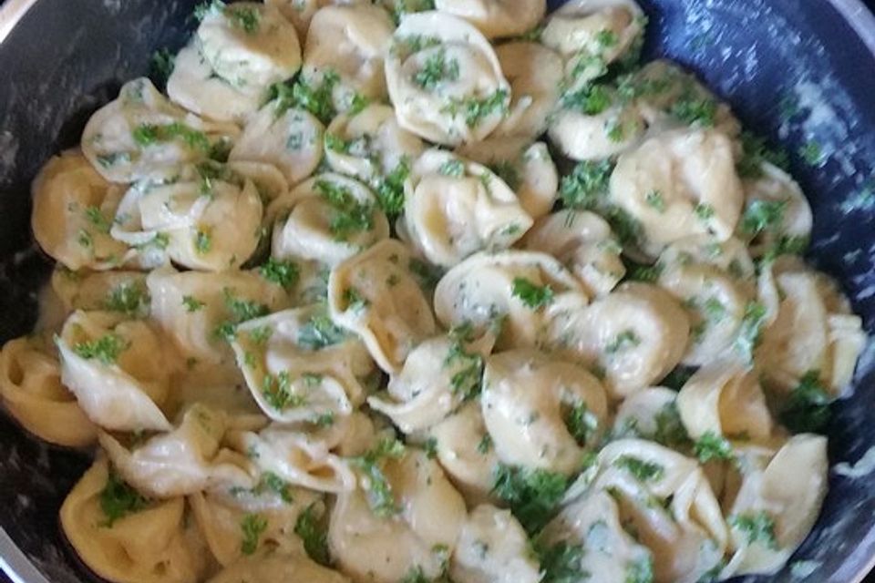 Tortellini in Petersiliensoße